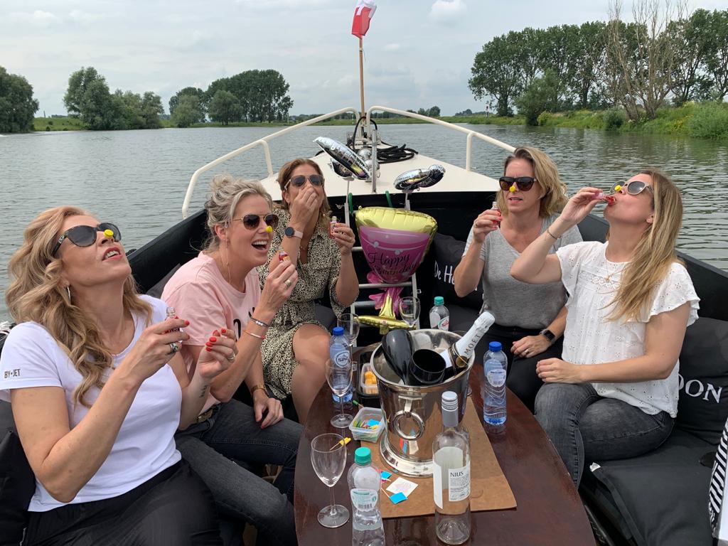 Stalen sloep met schipper (10 pers.) van De Heeren van Rhenen in Maurik